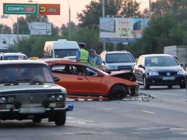 В Киеве заблокирован Московский мост: в аварии погиб человек (Видео)