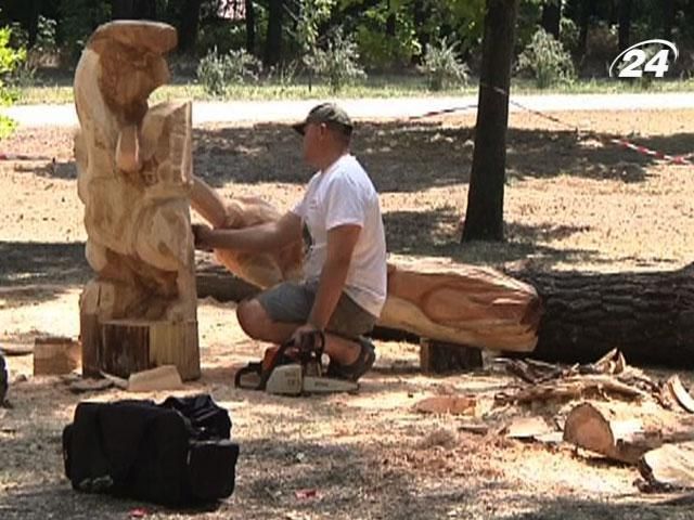 В Запорожье проходит фестиваль деревянной скульптуры