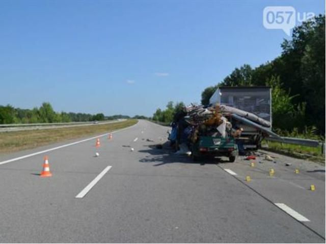 У кривавій ДТП на Харківщині три людини загинули і п'ятеро постраждали У кривавій ДТП на Харківщині три людини загинули і п'ятеро постраждали