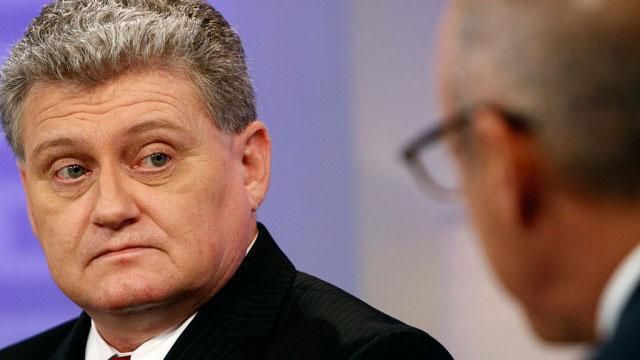 Батькові Сноудена дали російську візу Батькові Сноудена дали російську візу