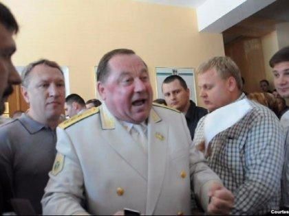 Міліціонерів, які недогледіли Мельника, можуть посадити на 5 років Міліціонерів, які недогледіли Мельника, можуть посадити на 5 років