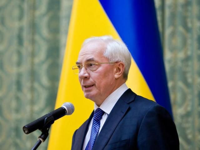 Азаров поспівчував постраждалим луганчанам  