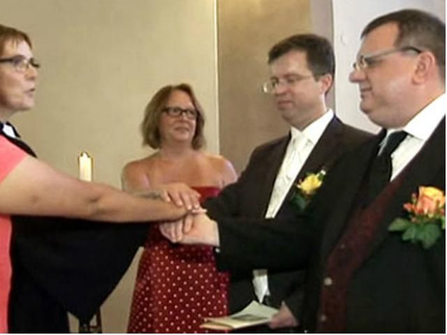 В Германии впервые обвенчалась протестантская гей-пара В Германии впервые обвенчалась протестантская гей-пара