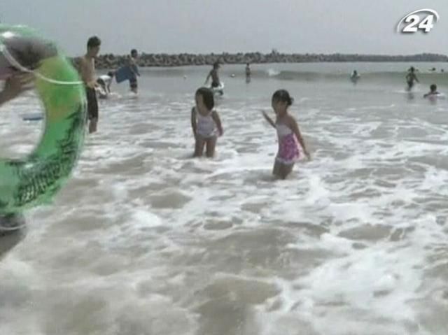 Пляжі біля аварійної АЕС "Фукусіма-1" продовжують працювати Пляжі біля аварійної АЕС "Фукусіма-1" продовжують працювати