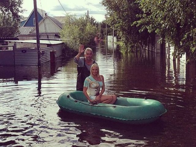 Волочкова влаштувала фотосесію на фоні повені 