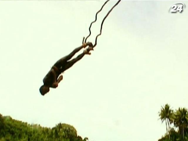 Найнебезпечніша традиція аборигенів Вануату – стрибки у землю з банджі-ліан Найнебезпечніша традиція аборигенів Вануату – стрибки у землю з банджі-ліан