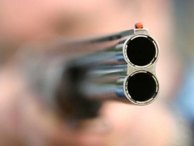 На Хмельнитчине мужчина случайно выстрелил товарищу в голову На Хмельнитчине мужчина случайно выстрелил товарищу в голову