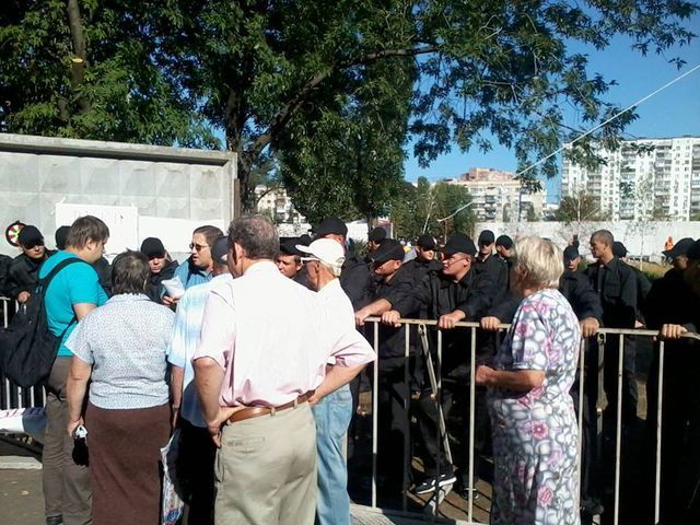 "Спортсмени" силою розігнали активістів у столичних Березняках (Фото) "Спортсмени" силою розігнали активістів у столичних Березняках (Фото)