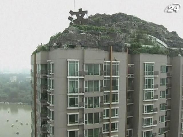 Китайця зобов'язали знести віллу на даху 26-поверхового будинку