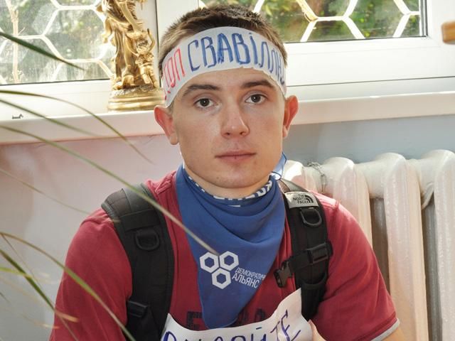 Парень приковал себя к батарее с требованием выдать ему заграничный паспорт Парень приковал себя к батарее с требованием выдать ему заграничный паспорт