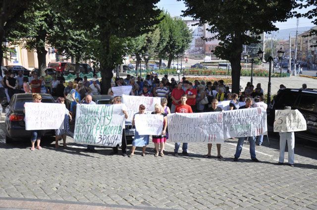 Предприниматели Черновцов взяли штурмом горсовет Предприниматели Черновцов взяли штурмом горсовет