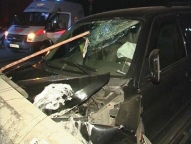 У Києві позашляховик в'їхав у ліхтар У Києві позашляховик в'їхав у ліхтар