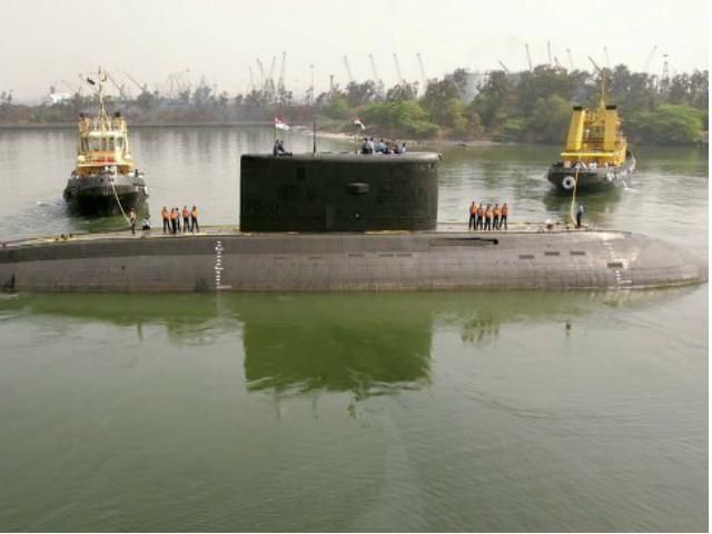 У порту Мумбаї загорівся підводний човен: у пастці опинилися 18 моряків (Відео)