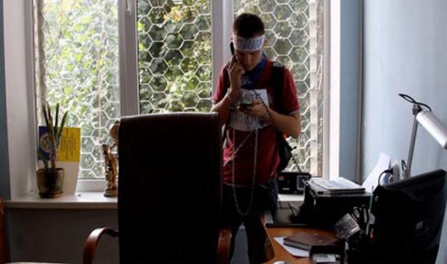 Парню, который приковал себя к батарее пообещали выдать паспорт Парню, который приковал себя к батарее пообещали выдать паспорт