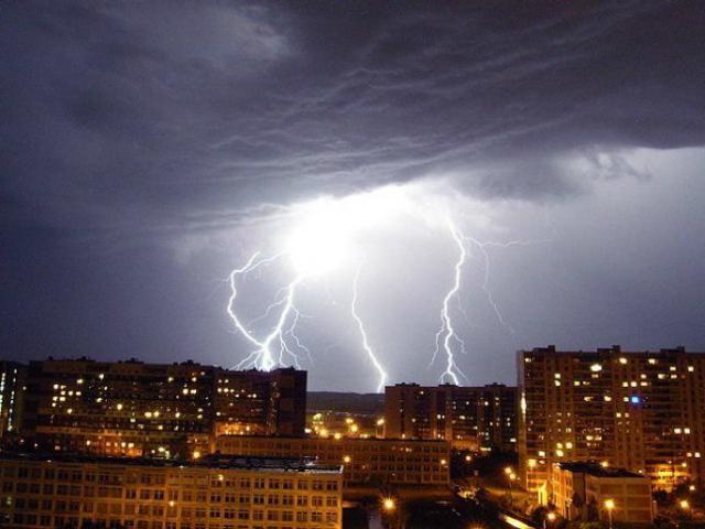 В Японии молния попала в поезд (Видео) В Японии молния попала в поезд (Видео)