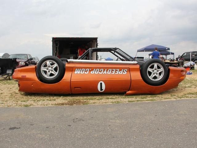 Перевернутый автомобиль принял участие в гонках Перевернутый автомобиль принял участие в гонках