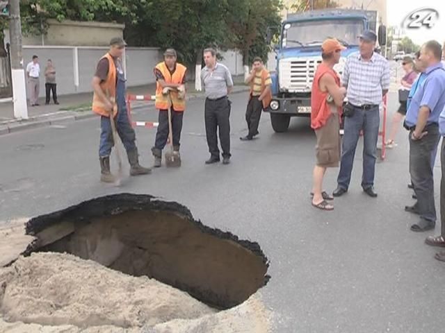 Крупним планом: Чому ям на українських дорогах тільки більшає?