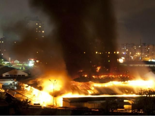 Сильна пожежа в Оболонському районі Києва: відео очевидців 