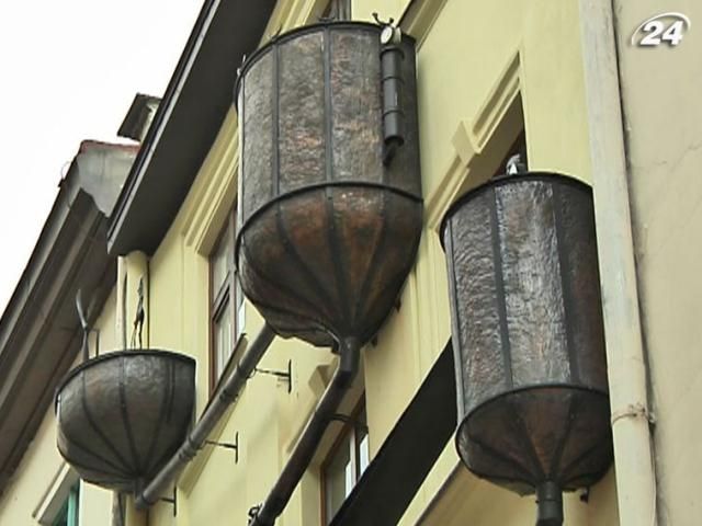 У Львові фасад будинку прикрасили ваннами У Львові фасад будинку прикрасили ваннами