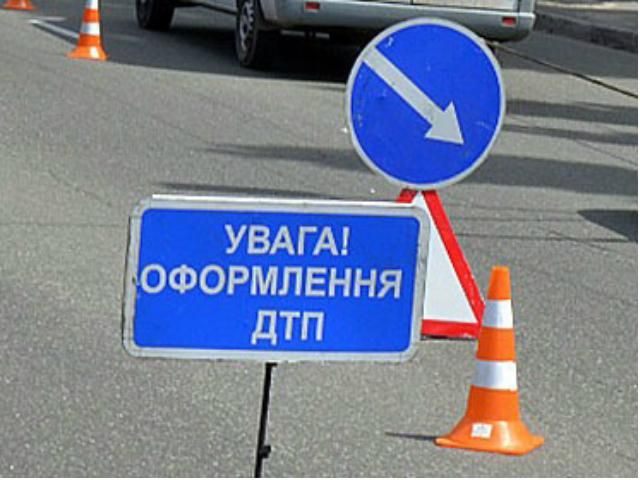 В Днепропетровске пьяный водитель въехал в остановку. Один человек погиб