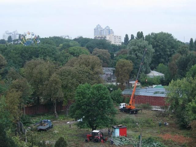 Біля столичного зоопарку почали вирубувати дерева 