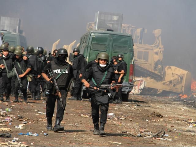 Кровавые столкновения в Каире: полиция разогнала лагерь исламистов