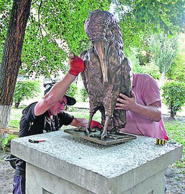 У Києві з'явилася сором'язлива пташка - це пам'ятник інтелігенції