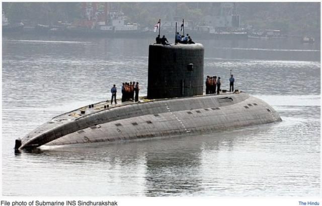 С подводной лодки в Мумбаи начали поднимать тела