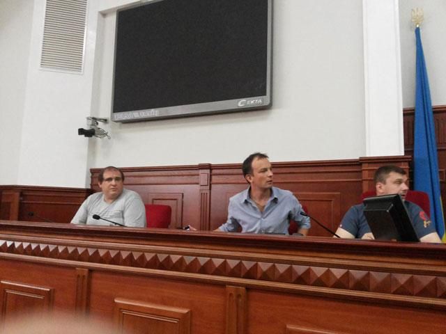 Киевсовет захватили 5 активистов Киевсовет захватили 5 активистов