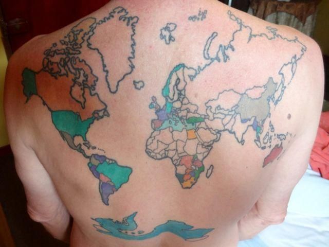 Американец отмечает страны, в которых побывал, на собственной спине Американец отмечает страны, в которых побывал, на собственной спине