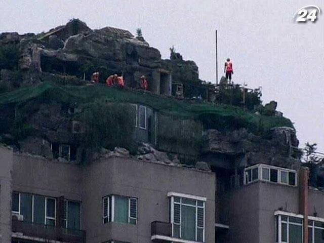 Китаец сносит виллу на крыше многоэтажки
