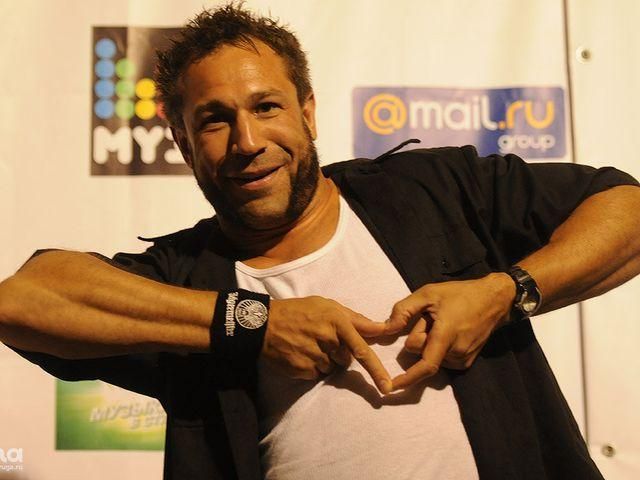 Басист Bloodhоund Gang вибачився за інцидент з українським прапором Басист Bloodhоund Gang вибачився за інцидент з українським прапором