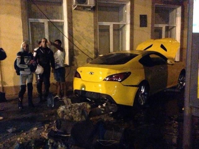 В Одессе Hyundai Genesis снес светофор и врезался в дом (Фото)