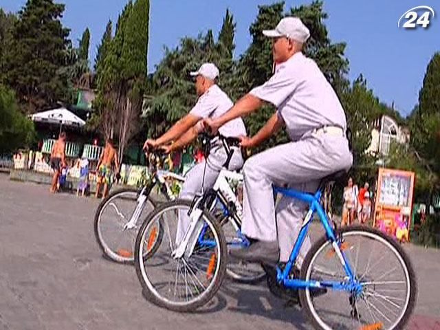 Курортную Алушту этим летом патрулируют правоохранители на велосипедах