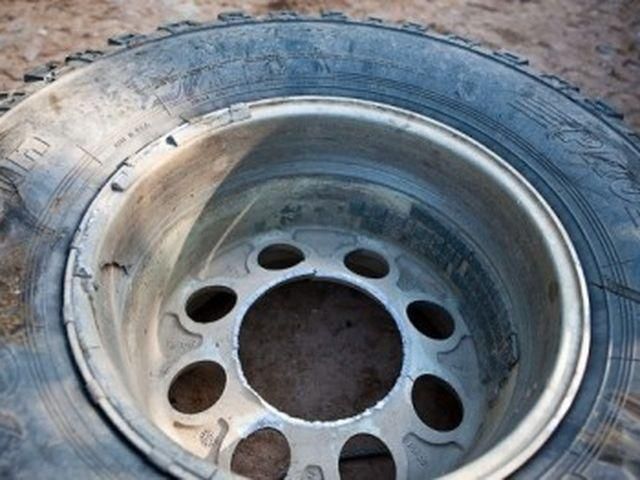 На Закарпатье колесо от грузовика убило молодую женщину На Закарпатье колесо от грузовика убило молодую женщину