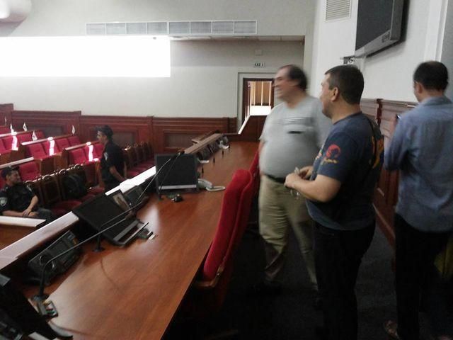 В Киеве сторонники арестованных активистов требуют их освобождения у Януковича В Киеве сторонники арестованных активистов требуют их освобождения у Януковича