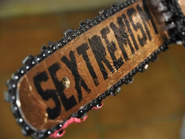 Активістці FEMEN подарували золоту бензопилу (Фото) Активістці FEMEN подарували золоту бензопилу (Фото)