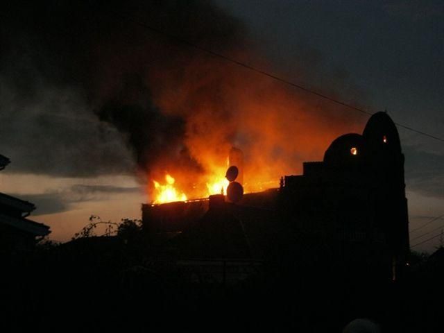 На Донбасі згорів величезний маєток відомого циганського барона (Відео)