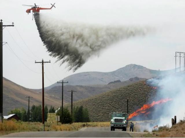Лісова пожежа в США: вогонь майже добрався до особняків відомих акторів Лісова пожежа в США: вогонь майже добрався до особняків відомих акторів