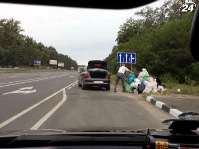 Расследование канала новостей "24": Почему обочины дорог завалены мусором? Расследование канала новостей "24": Почему обочины дорог завалены мусором?