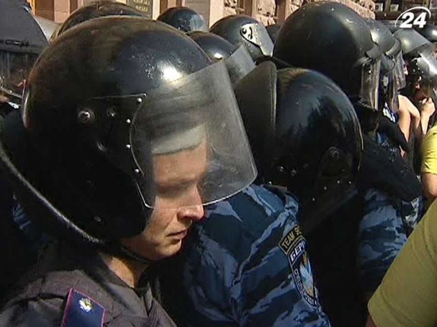 Міліція взяла будівлю Київради під посилену охорону Міліція взяла будівлю Київради під посилену охорону
