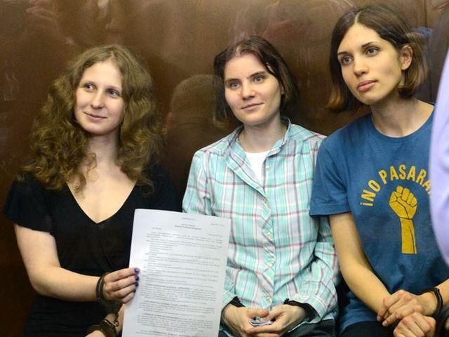 Возле Киево-Печерской Лавры активисты поддержали Pussy Riot