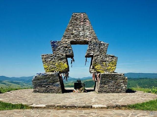 Свободівці хочуть демонтувати угорський пам'ятний знак на Закарпатті Свободівці хочуть демонтувати угорський пам'ятний знак на Закарпатті