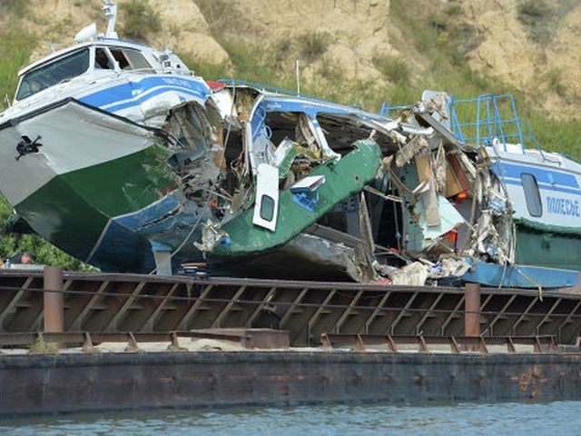 Российский теплоход, столкнувшийся с баржей, подняли на поверхность Российский теплоход, столкнувшийся с баржей, подняли на поверхность