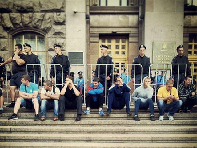 Под Киевсоветом - сотни бюджетников, "титушкы" и "беркутовцы" (Фото) Под Киевсоветом - сотни бюджетников, "титушкы" и "беркутовцы" (Фото)