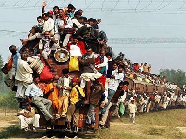 В Индии поезд въехал в толпу людей: 24 человека погибли