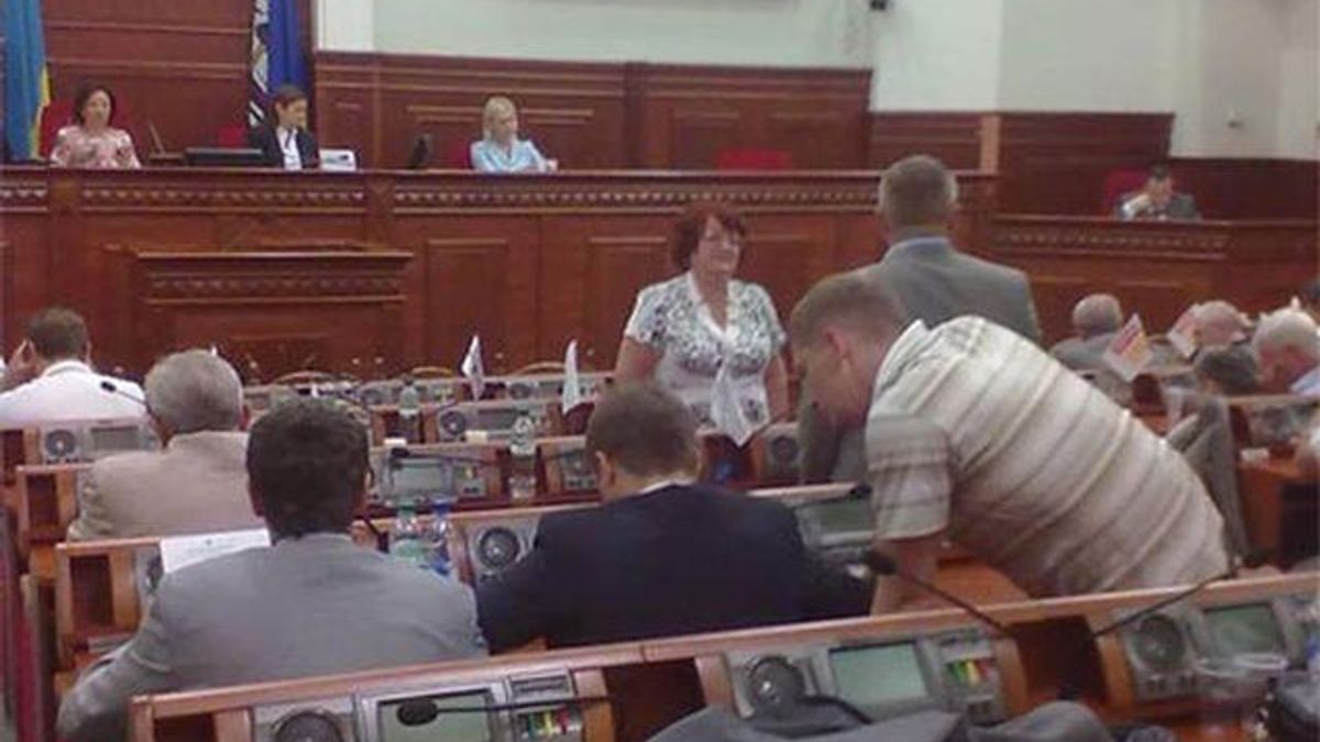 Партия регионов блокирует Киевсовет, оппозиция говорит, что ее не пускают Партия регионов блокирует Киевсовет, оппозиция говорит, что ее не пускают