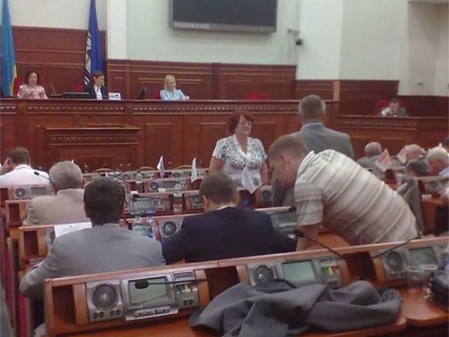 Партия регионов блокирует Киевсовет, оппозиция говорит, что ее не пускают Партия регионов блокирует Киевсовет, оппозиция говорит, что ее не пускают