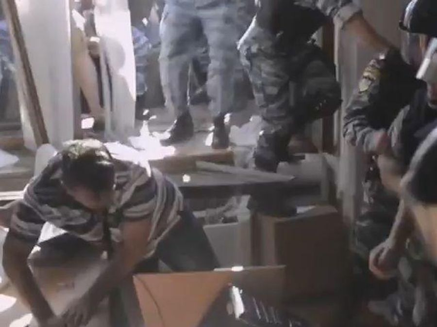У Київраді "беркутівці" били в обличчя народного депутата (Відео) У Київраді "беркутівці" били в обличчя народного депутата (Відео)