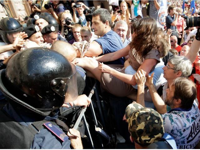 УДАР требует расследовать сегодняшние события под зданием Киевсовета УДАР требует расследовать сегодняшние события под зданием Киевсовета